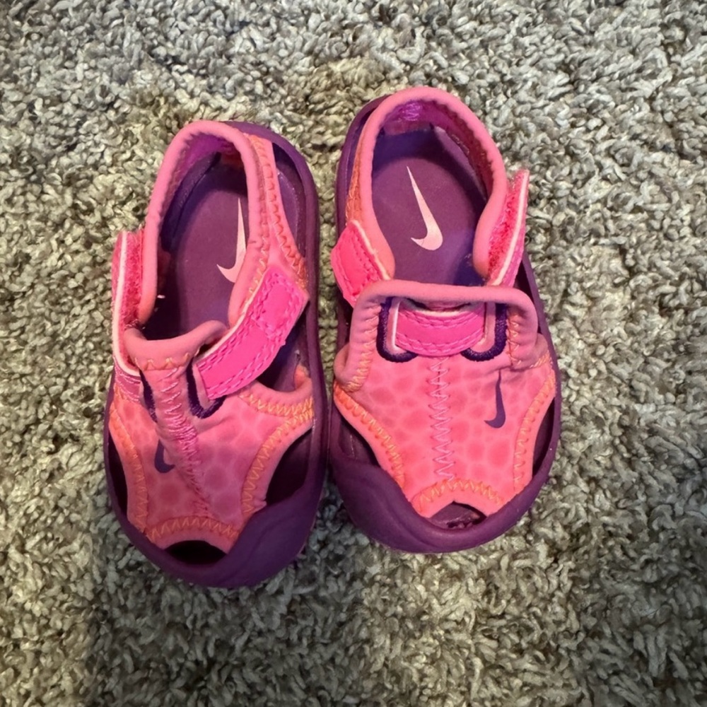 Baby girl Nike sandals size 2C